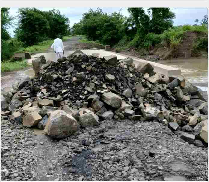 दगडांचा ढिगारा मुख्यमार्गांवर टाकल्याने वाहतूक ठप्प